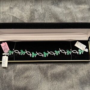 Elegant 14K white gold diamond and emerald Bracelet